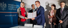 Podpisanie umowy o dofinansowanie projektu "Góry bez granic"
Jerzy Kapłon, Dyrektor Centralnego Ośrodka Turystyki Górskiej PTTK i Adam Hamryszczak, Podsekretarz Stanu w MIiR prezentują podpisaną właśnie umowę dofinansowania projektu w ramach programu INTERREG Polska-Słowacja.
Za nimi stoi Minister Inwestycji i Rozwoju Jerzy Kwieciński, a po prawej Wicewojewoda Podkarpacki Lucyna Podhalicz i Marszałek Sejmu RP Marek Kuchciński.