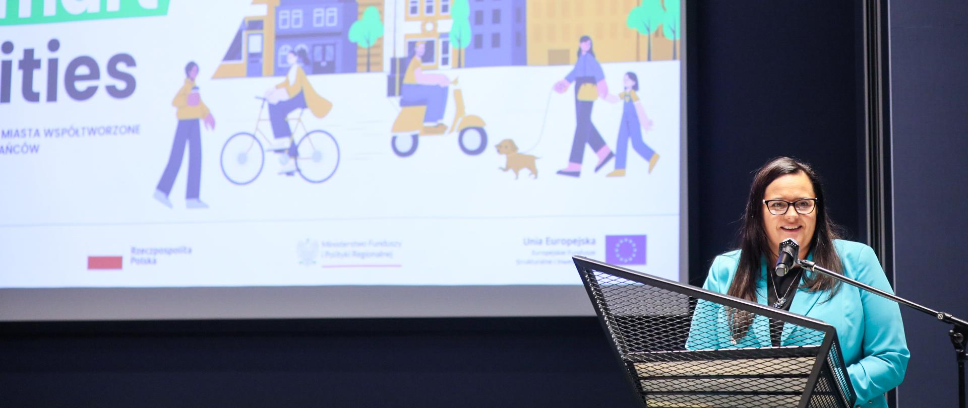 Wiceminister funduszy i polityki regionalnej - Małgorzata Jarosińska-Jedynak otwiera konferencję podsumowującą projekt Human Smart Cities . Inteligentne miasta współtworzone przez mieszkańców.