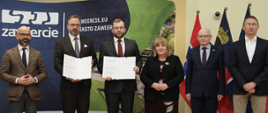 uczestnicy konferencji pozują do pamiątkowego zdjęcia