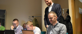 Wiceminister zdrowia Janusz Cieszyński podczas projectathonu w Centrum Systemów Informacyjnych Ochrony Zdrowia.