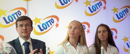 Minister patrzy w stronę kamery