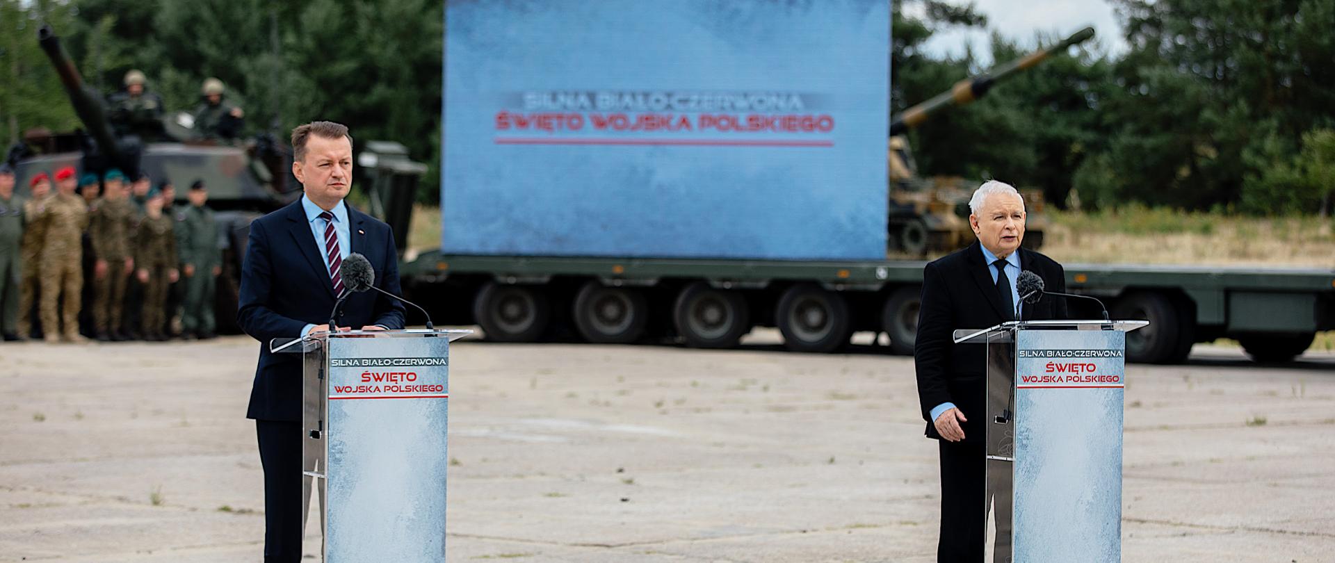 Premier Jarosław Kaczyński oraz Minister Obrony Narodowej podczas konferencji w 1 Warszawskiej Brygadzie Pancernej w Wesołej.