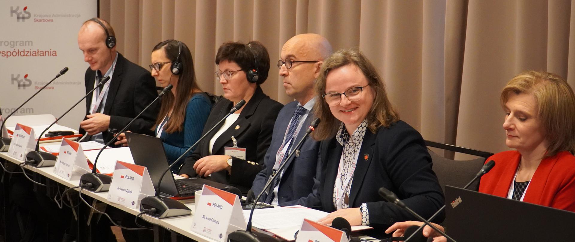 Minister Anna Chałupa z uczestnikami międzynarodowej konferencji FISCALIS we Wrocławiu