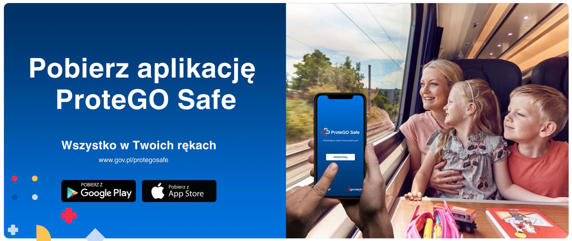 Po lewej stronie na niebieskim tle napisy: Pobierz aplikację ProteGO Safe. Wszystko w Twoich rękach www.gov.pl/protegosafe, logotypy sklepów Google Play i App Store. Po prawej stronie zdjęcie matki z dziećmi w pociągu, na obrazek nałożone są dłonie z telefonem, na wyświetlaczu aplikacja Protego