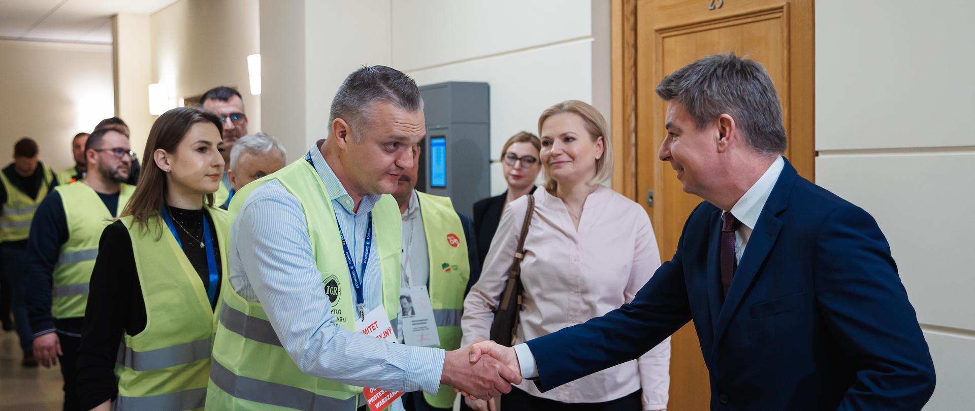 2024.02.27 Warszawa | Spotkanie Szefa Kancelarii Premiera Jana Grabca z protestujacymi rolnikami Fot: Krystian Maj/KPRM