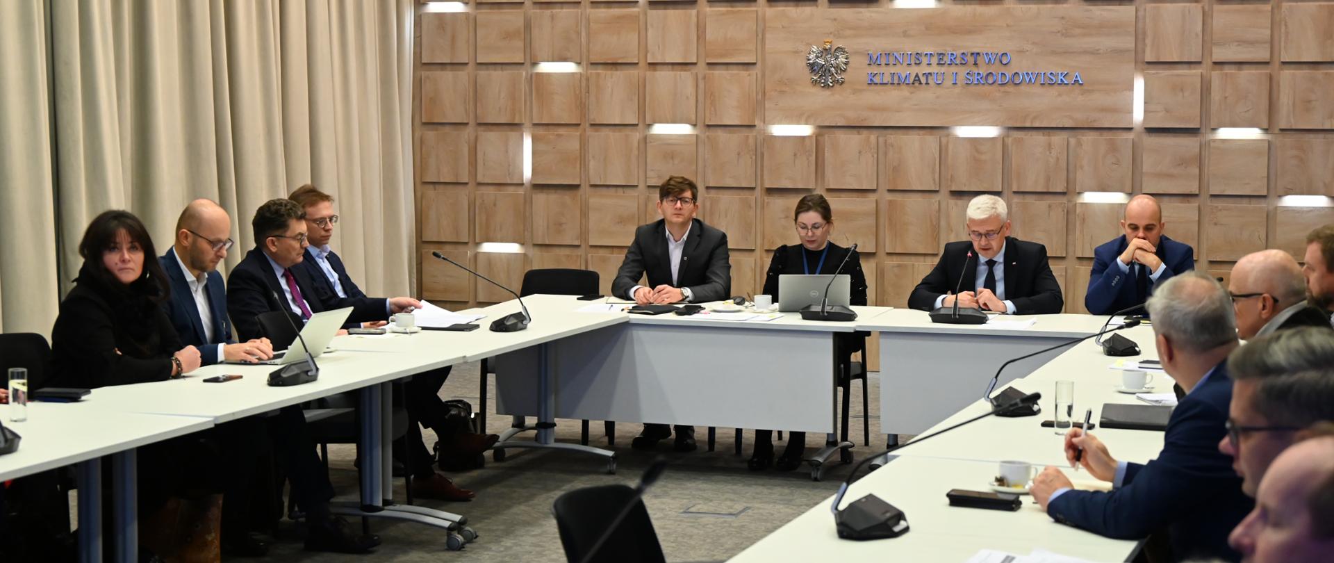 Uczestnicy obradują podczas VII posiedzenia Rady Koordynacyjnej ds. Gospodarki Wodorowej. W centralnej części - wiceminister klimatu i środowiska Ireneusz Zyska