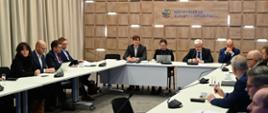Uczestnicy obradują podczas VII posiedzenia Rady Koordynacyjnej ds. Gospodarki Wodorowej. W centralnej części - wiceminister klimatu i środowiska Ireneusz Zyska