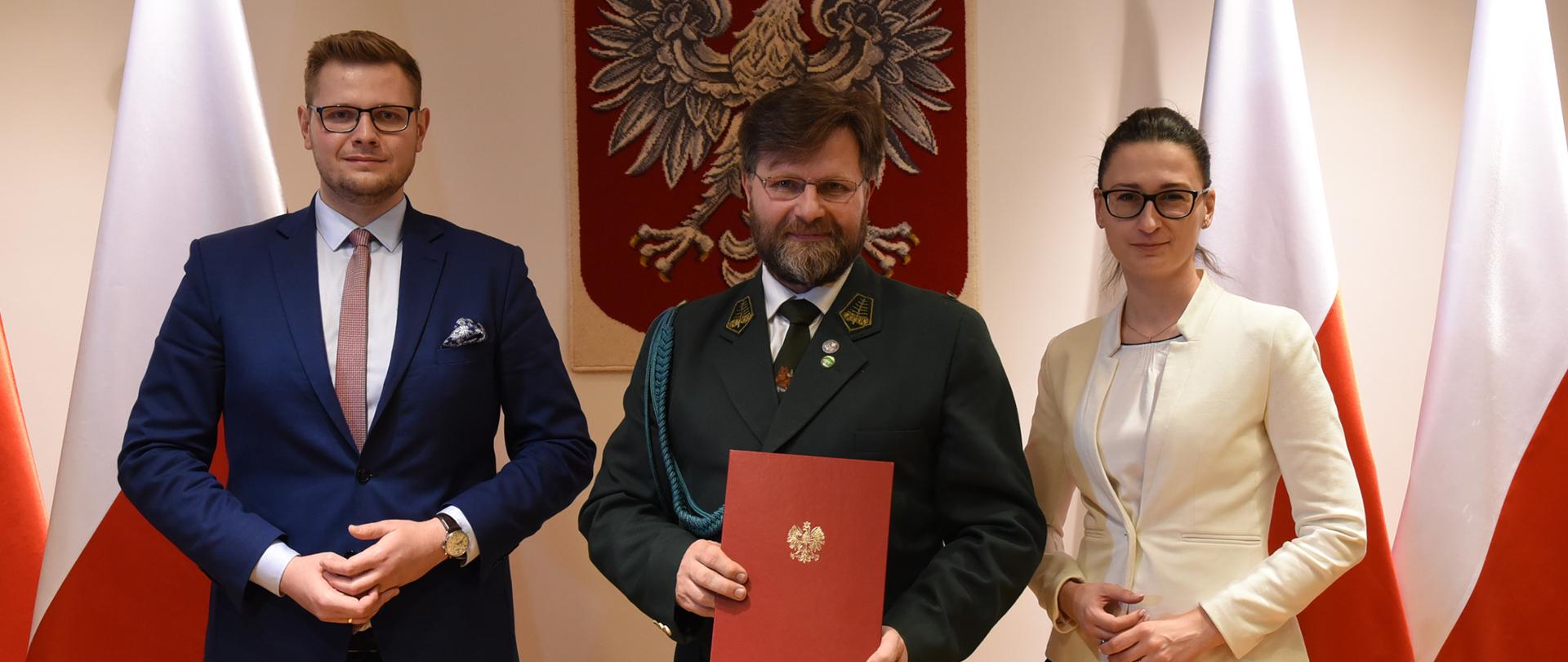 Minister Michał Woś, Łowczy Krajowy PZŁ Paweł Lisiak, wiceminister klimatu Małgorzata Golińska