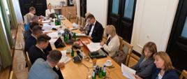zdjęcie ze spotkania wiceminister Katarzyny Kęckiej z przedstawicielami samorządów zawodów medycznych w sprawie lepszego wykorzystania kompetencji medyków w ochronie zdrowia