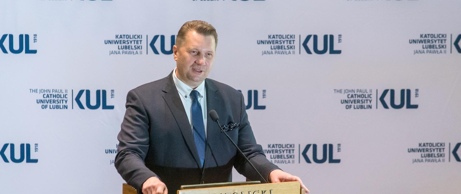 Minister Przemysław Czarnek przemawia na KUL podczas uroczystości