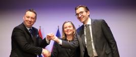 Na zdjęciu wiceminister Jan Szyszko w towarzystwie innych uczestników spotkania