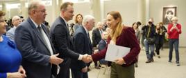 Minister funduszy i polityki regionalnej Katarzyna Pełczyńska-Nałęcz wita się z marszałkami 5 województw Polski Wschodniej, minister ściska dłoń z marszałkiem