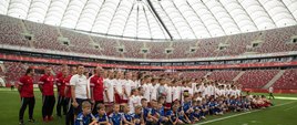 Młodzi piłkarze na murawie PGE Narodowego