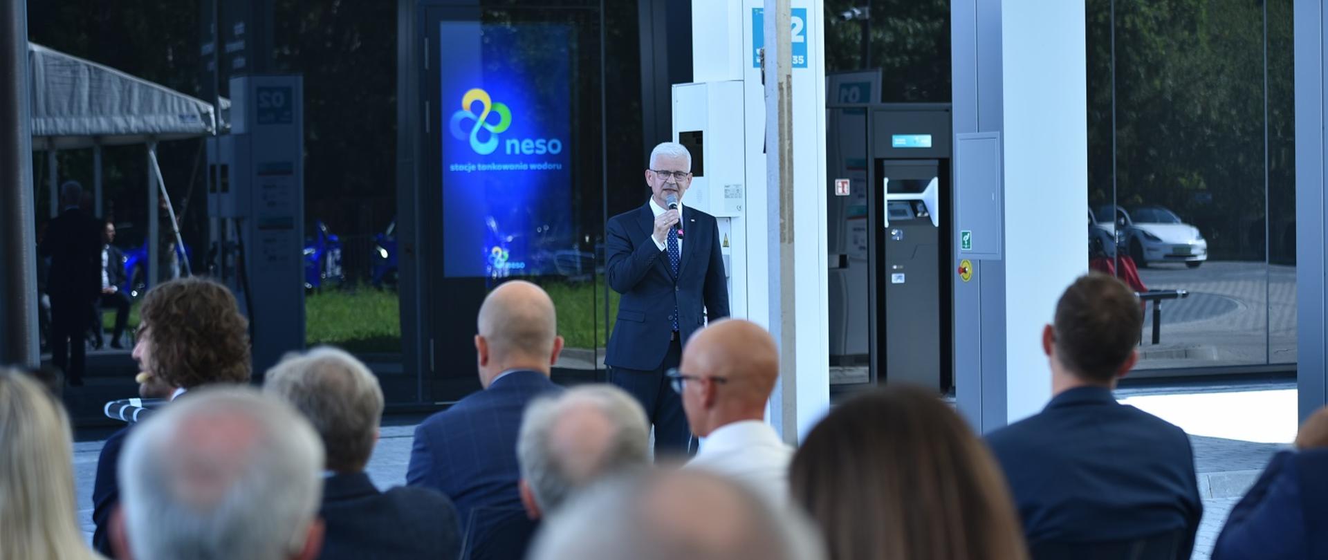 Wiceminister Ireneusz Zyska na otwarcie pierwszej w Polsce ogólnodostępnej stacja tankowania wodoru