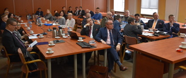 Konferencja w Ministerstwie Zdrowia. Na sali siedzą zaproszeni eksperci, przedstawiciele urzędów wojewódzkich oraz ośrodków zajmujących się replantacją dorosłych i dzieci.