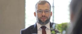 Minister funduszy i polityki regionalnej Grzegorz Puda na polsko-czeskich konsultacjach międzyrządowych, minister siedzi przy stole