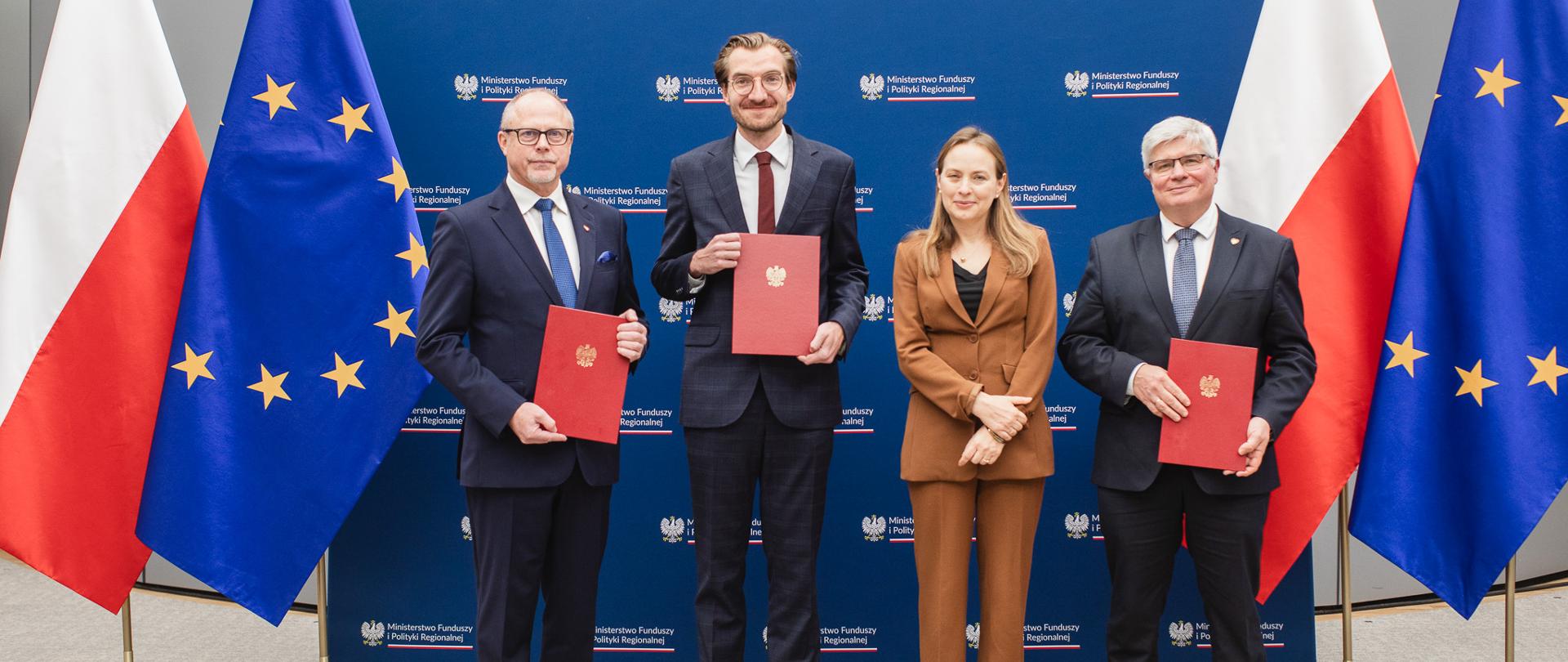 Maciej Lasek, Jacek Protas i Jan Szyszko powołani na stanowiska wiceministrów w MFiPR, od lewej strony stoją Jacek Protas, Maciej Lasek, Katarzyna Pełczyńska-Nałęcz i Jan Szyszko