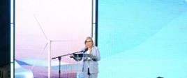 Ministra Paulina Hennig-Kloska w fabryce Baltic Towers w Gdańsku, podczas prezentacji pierwszej wyprodukowanej w Polsce sekcji wieży offshore.