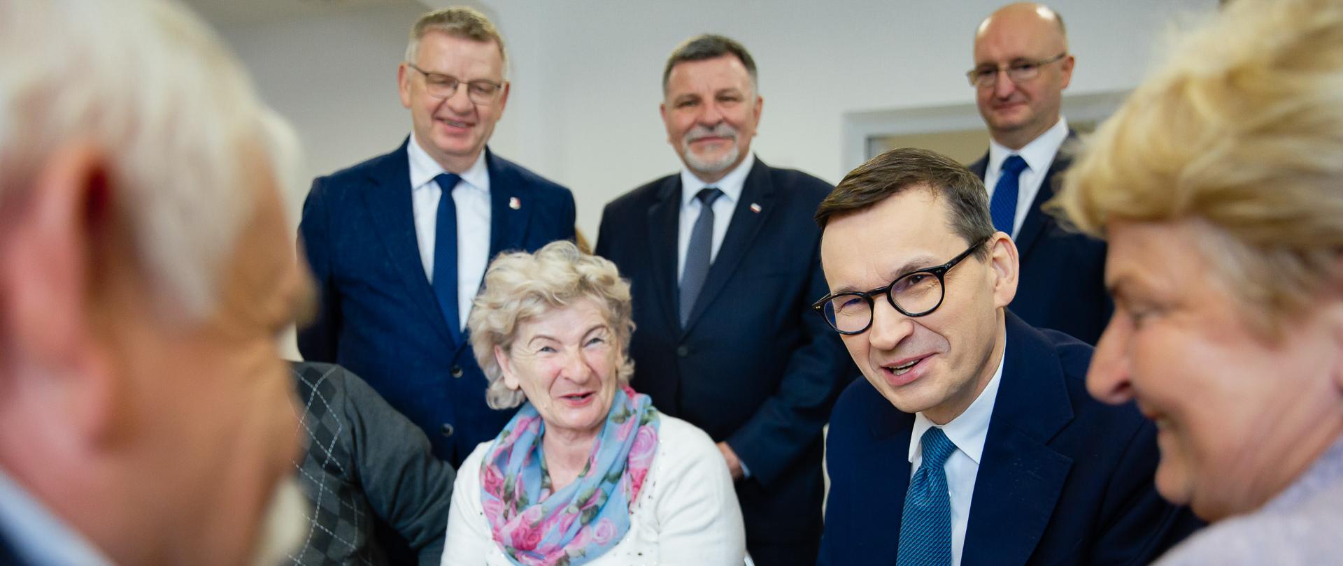 Premier rozmawia z seniorami.