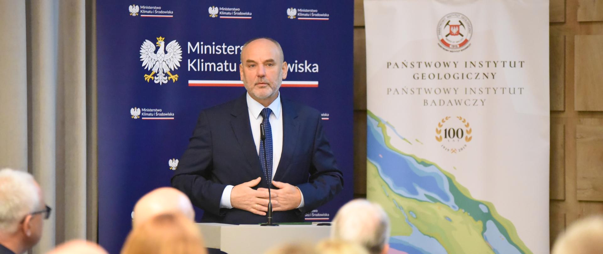Podsekretarz stanu, Główny Geolog Kraju, Pełnomocnik Rządu ds. Polityki Surowcowej Państwa Piotr Dziadzio w trakcie otwarcia konferencji „Ropa naftowa i gaz ziemny w Polsce – obszary perspektywiczne i postępowania koncesyjne w 2023 i 2024 roku”