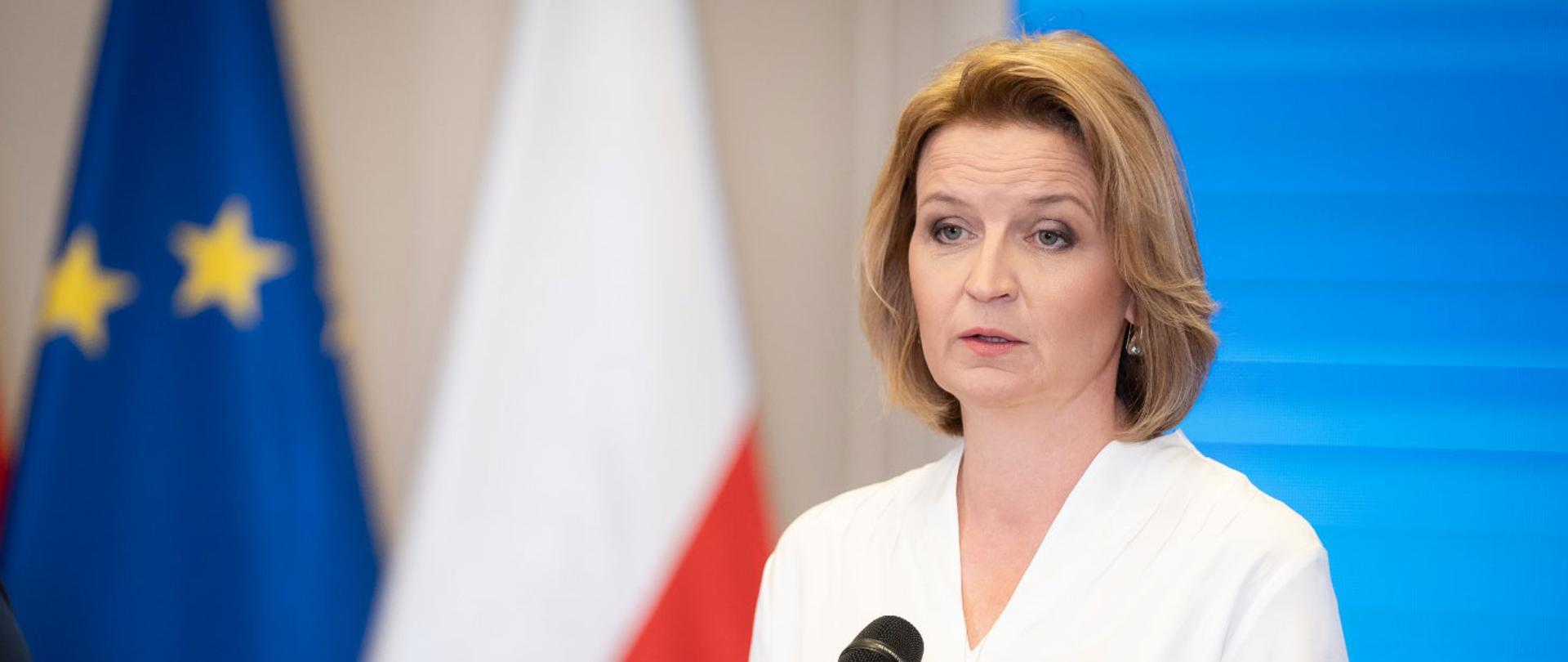 Wiceminister Barbara Socha podczas briefingu w MRiPS