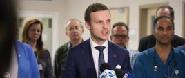 zdjęcie wiceministra M. Martyniaka w szpitalu w Krotoszynie