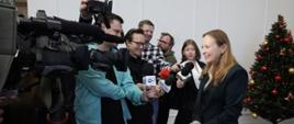 Na zdjęciu minister Katarzyna Pełczyńska-Nałęcz przed mikrofonami odpowiada na pytania dziennikarzy