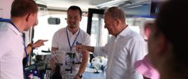 Premier D. Tusk w mobilnym laboratorium zbliża palec do eksponatu