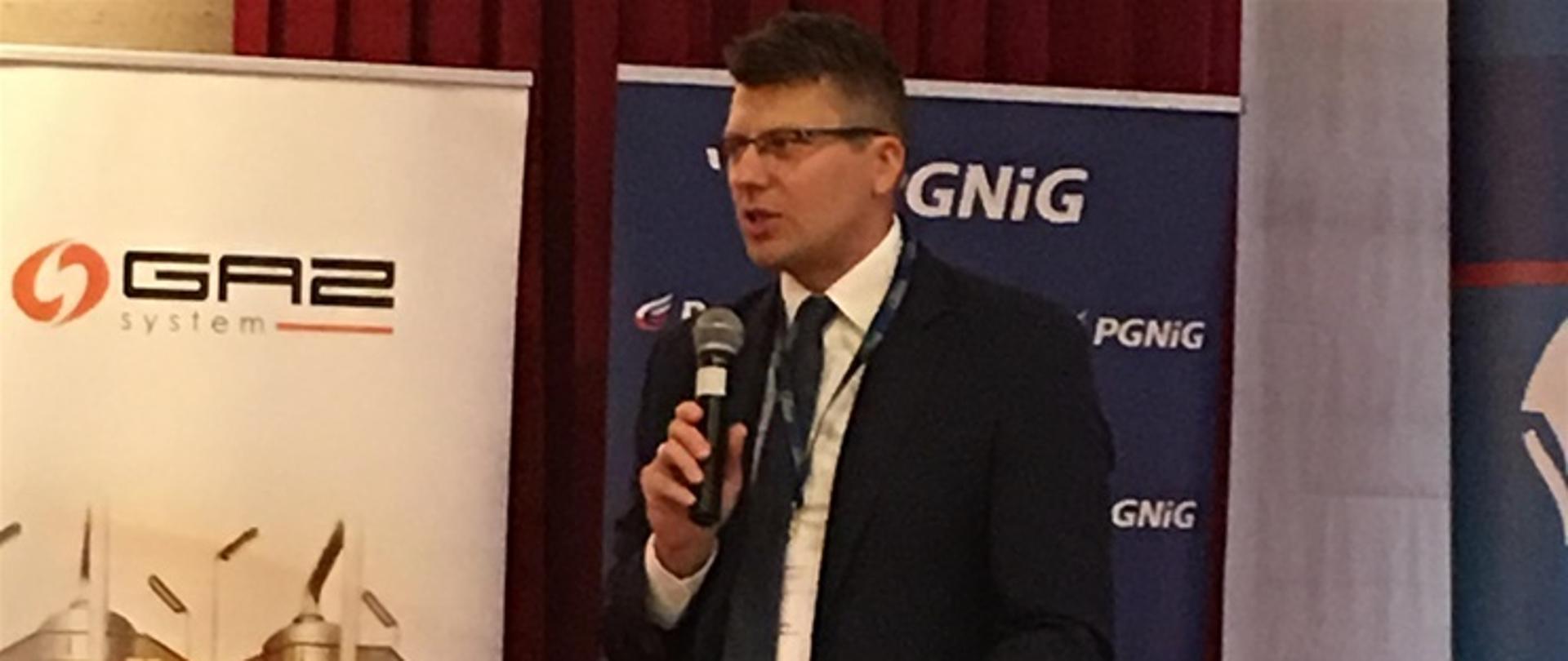 Wiceminister Marcin Warchoł na konferencji „Reforma procesu inwestycyjno-budowlanego. Kierunki zmian"