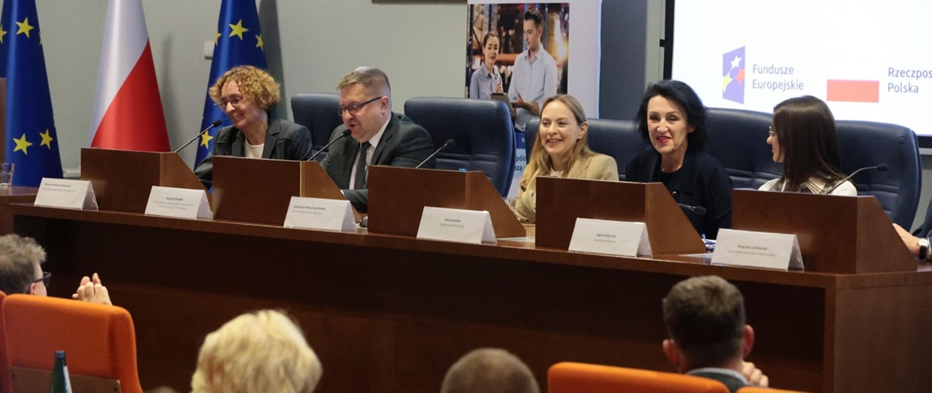 Minister funduszy i polityki regionalnej Katarzyna Pełczyńska-Nałęcz siedzi za stołem prezydialnym, po jej prawej stronie siedzi dyrektor Departamentu Programów Wsparcia Innowacji i Rozwoju w MFiPR Grzegorz Orawiec oraz prezes Polskiej Agencji Rozwoju Przedsiębiorczości Katarzyna Duber-Stachurska 