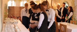 Młodzież, która ogląda zastawę restauracji hotelowej