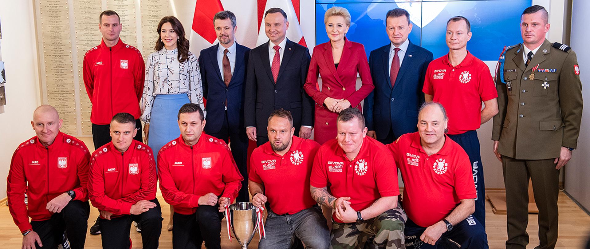 Duńska para książęca, polska para prezydencka i minister M.Błaszczak z weteranami
