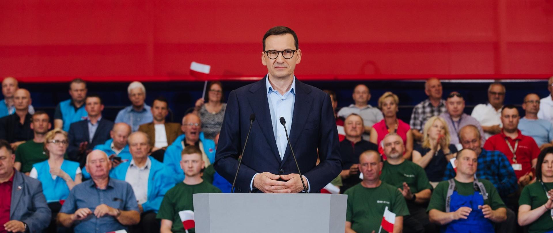 Premier Mateusz Morawiecki przemawia podczas wizyty w Hucie Stalowa Wola.