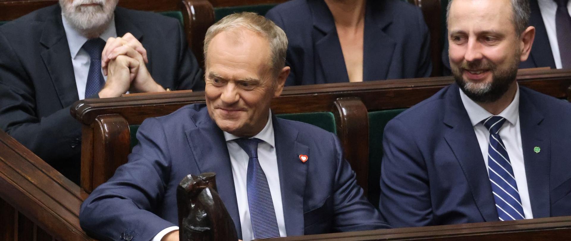 Premier Donald Tusk podczas zaprzysiężenia Prezydenta Karola Nawrockiego. Obok Wicepremier Władysław Kosiniak-Kamysz.