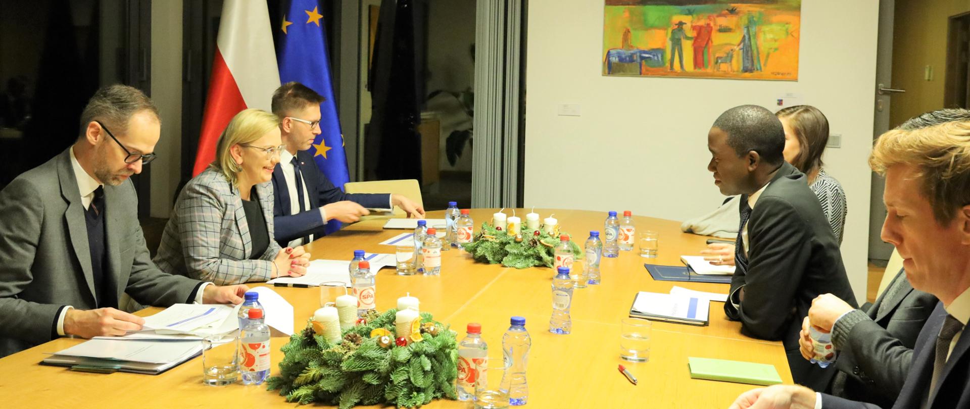 Minister klimatu i środowiska Anna Moskwa spotkała się z Wally Adeyemo, podsekretarzem skarbu USA. 