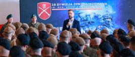 18 marca 2026 r. w Białej Podlaskiej, wicepremier - minister obrony narodowej Władysław Kosiniak-Kamysz przebywał z wizytą w 18. Batalionie Rozpoznawczym. Wizyta była okazją do spotkania z kadrą dowódczą i żołnierzami oraz do zapoznania z aktualnie realizowanymi zadaniami i wyzwaniami stojącymi przed jednostką. Fot. Krzysztof Niedziela/MON 