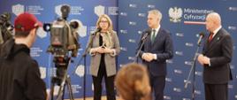 Na zdjęciu wiceministra funduszy i polityki regionalnej Monika Sikora i wicepremier, minister cyfryzacji Krzysztof Gawkowski z innymi uczestnikami spotkania