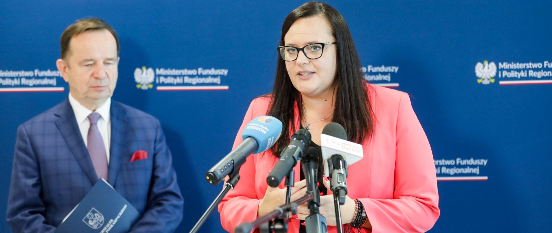 Wiceminister Małgorzata Jarosińska-Jedynak i marszałek Władysław Ortyl na ściance MFiPR