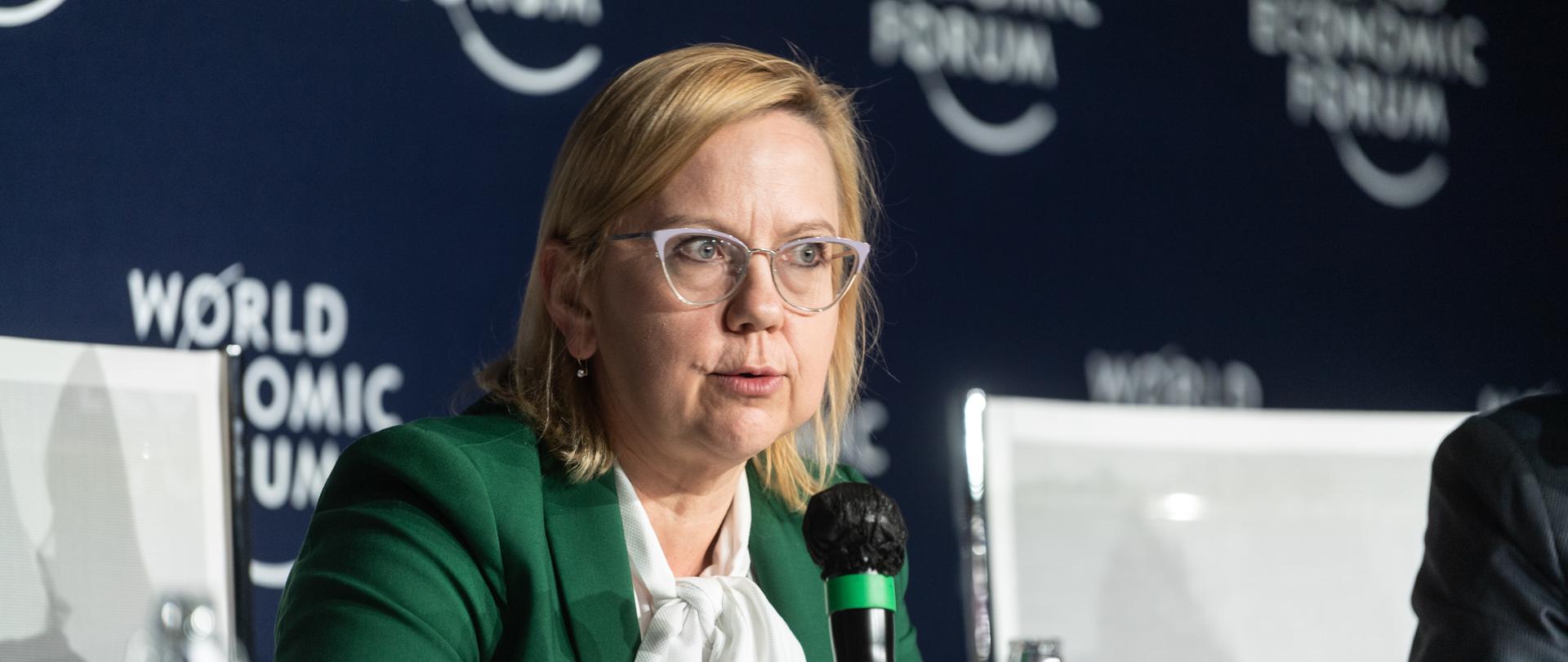 Anna Moskwa, minister klimatu i środowiska, przemawia podczas konferencji prasowej A Nuclear Option? na dorocznym spotkaniu Światowego Forum Ekonomicznego 2022 w Davos-Klosters, Szwajcaria, 25 maja. Media Village - Issue Briefing Room. Copyright: World Economic Forum/Mattias Nutt