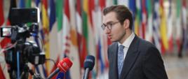 Na zdjęciu wiceminister Jan Szyszko odpowiada na pytania dziennikarzy
