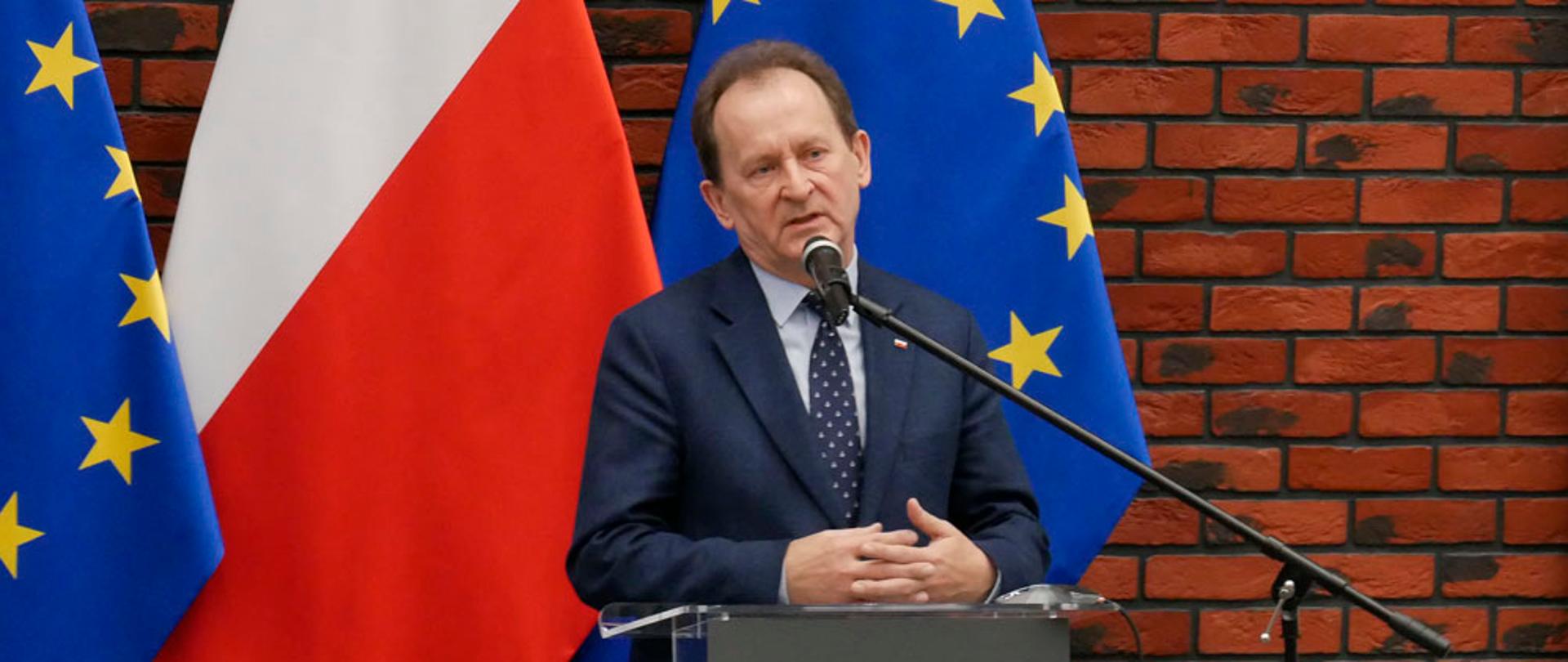 Wiceminister Włodzimierz Bernacki przemawia podczas konferencji.