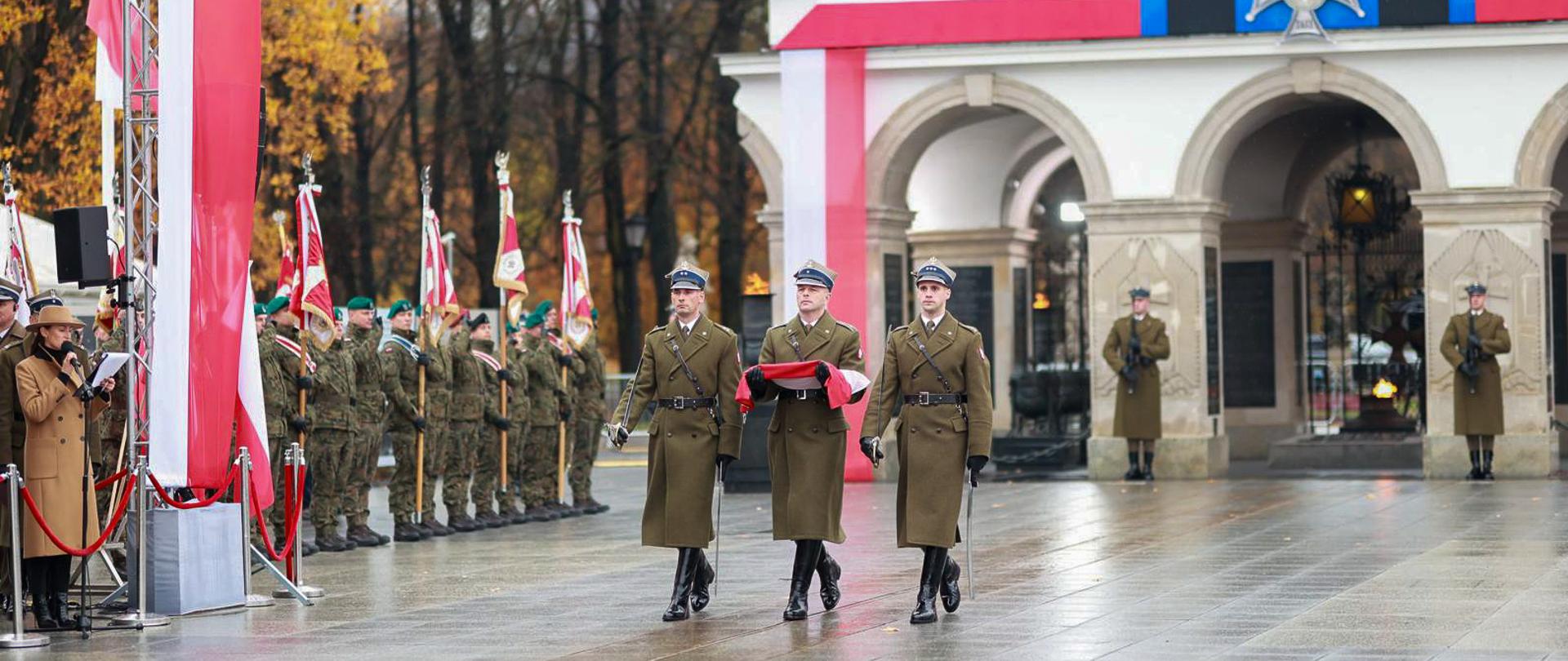 3 listopada 2025 r. na placu Marszałka Józefa Piłsudskiego w Warszawie, odbyła się uroczysta zmiana posterunku honorowego z okazji 100. rocznicy ustanowienia Grobu Nieznanego Żołnierza. W uroczystości udział wzięli m.in.: Prezydent Rzeczypospolitej Polskiej Karol Nawrocki oraz wicepremier-minister obrony narodowej Władysław Kosiniak-Kamysz wraz z kadrą kierowniczą MON oraz Sił Zbrojnych RP. Fot. Krzysztof Niedziela/MON