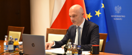 Minister Klimatu Michał Kurtyka podczas wideokonferencji Ministerialnego Okrągłego Stołu