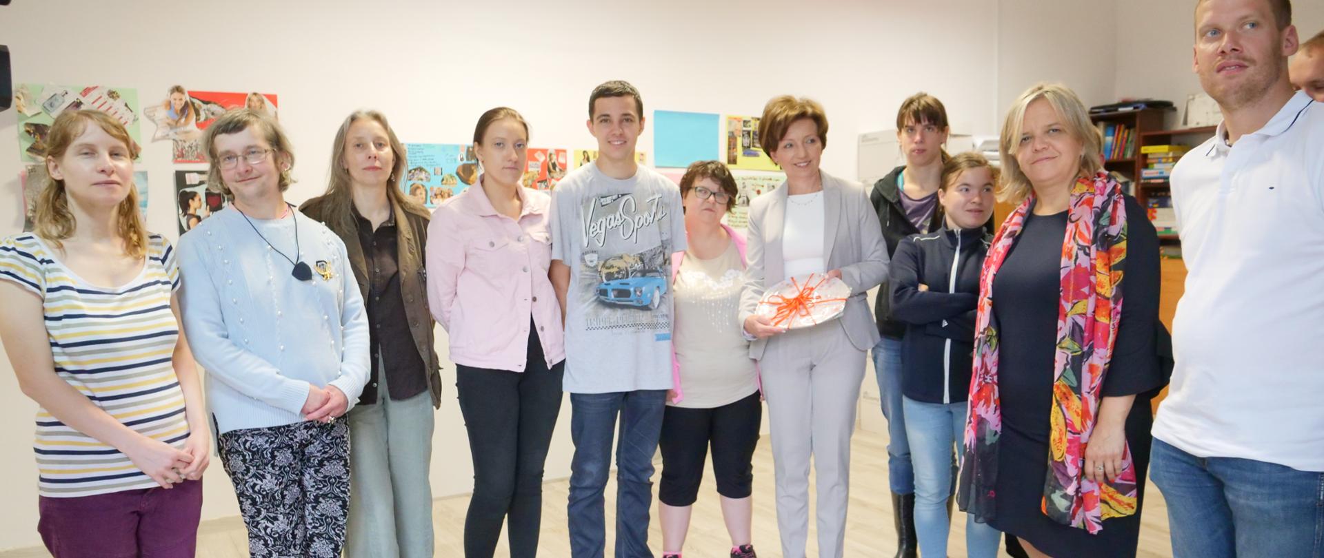wizyta minister Marleny Maląg w ośrodku wsparcia Partnerzy