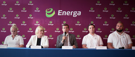 Zawodnicy i Minister przy stole