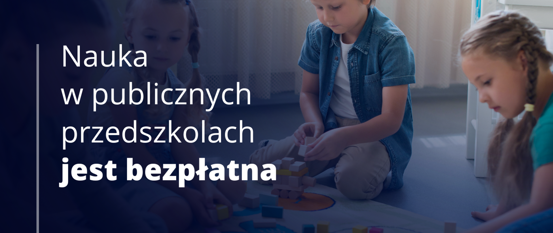 Granatowe tło po lewej stronie napis Nauka w publicznych przedszkolach jest bezpłatna, po prawej bawiące się dzieci. 