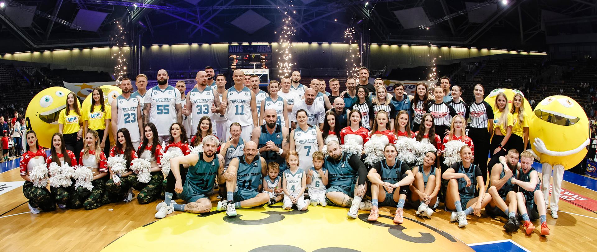 Drużyna Wojska Polskiego i drużyna Gortat Team po meczu charytatywnym koszykówki w Atlas Arenie w Łodzi