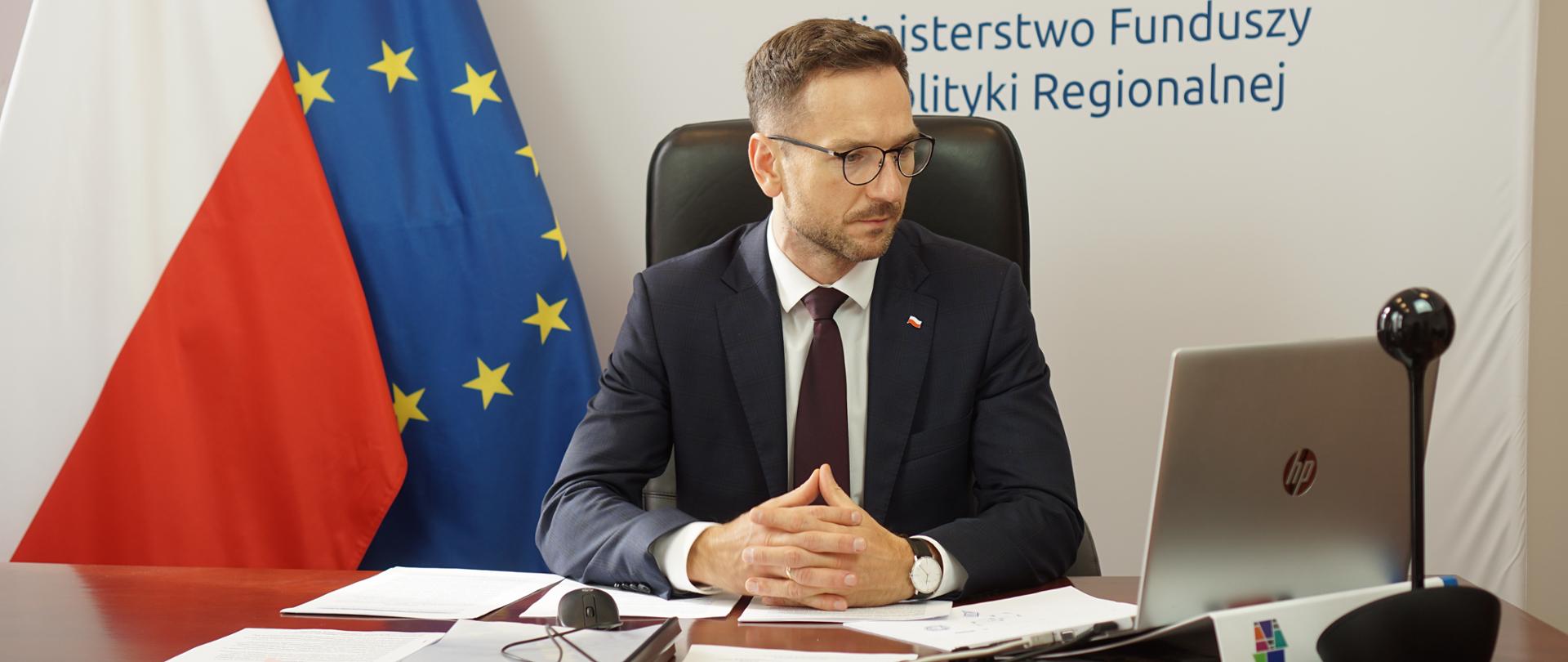 wiceminister Waldemar Buda przed komputerem uczestniczy w spotkaniu online