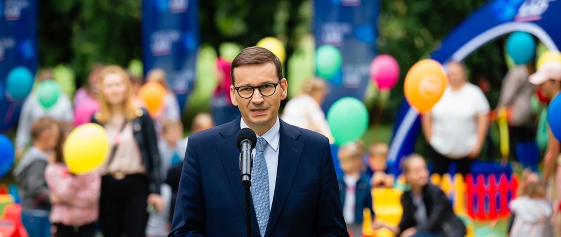 Premier Mateusz Morawiecki przemawia podczas pikniku rodzinnego.