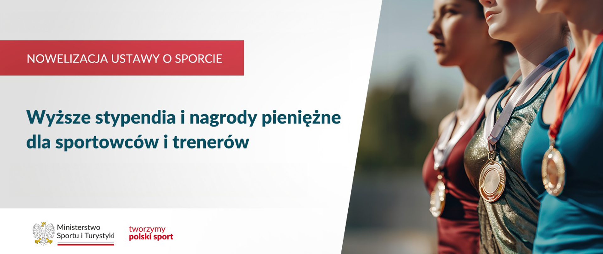 Grafika. Z lewej strony od góry napisy jeden pod drugim: (1) na czerwonym pasku białymi dużymi literami: NOWELIZACJA USTAWY O SPORCIE; (2) na jasnym tle ciemnymi literami: Wyższe stypendia i nagrody pieniężne dla sportowców i trenerów. Na dole na białym pasku logotypy MSiT i tworzymy polski sport. Z prawej strony zdjęcie trzech osób z medalami na szyjach